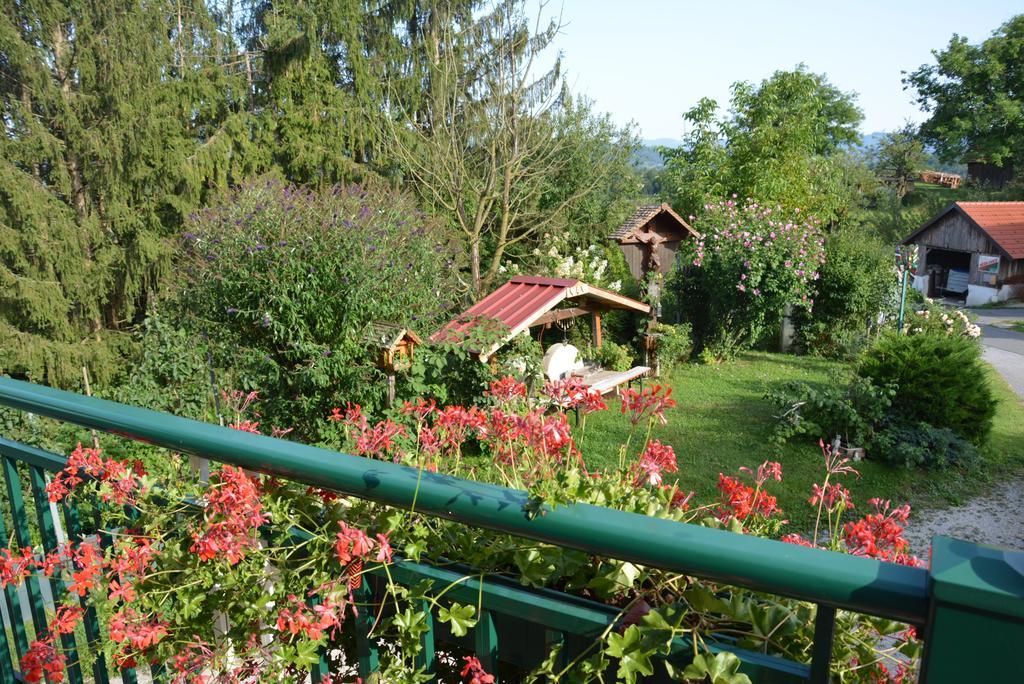 Gaestehaus Schmid Sankt Johann im Saggautal ภายนอก รูปภาพ